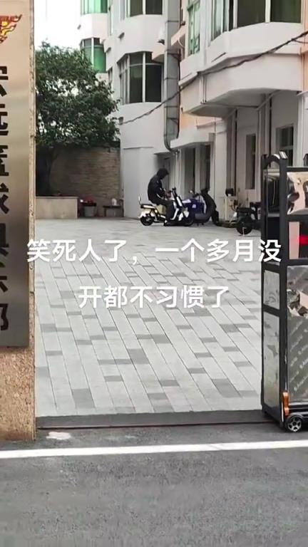 夏聯(lián)在湖人大放異彩！貝茲利在中國時，騎電動車險些失控！