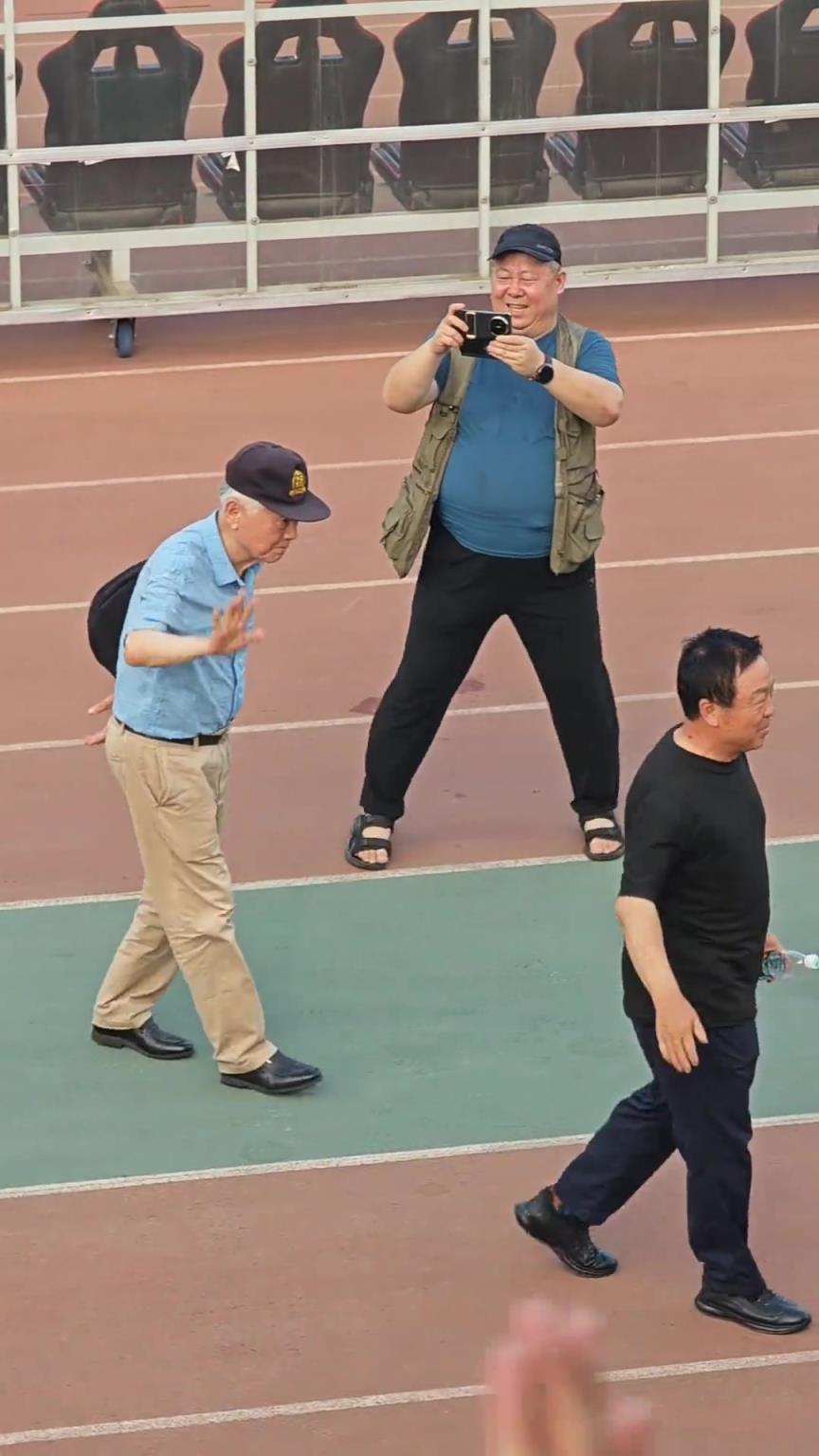 祝您健康長壽！實拍：北京球迷為北京足球教父送上掌聲