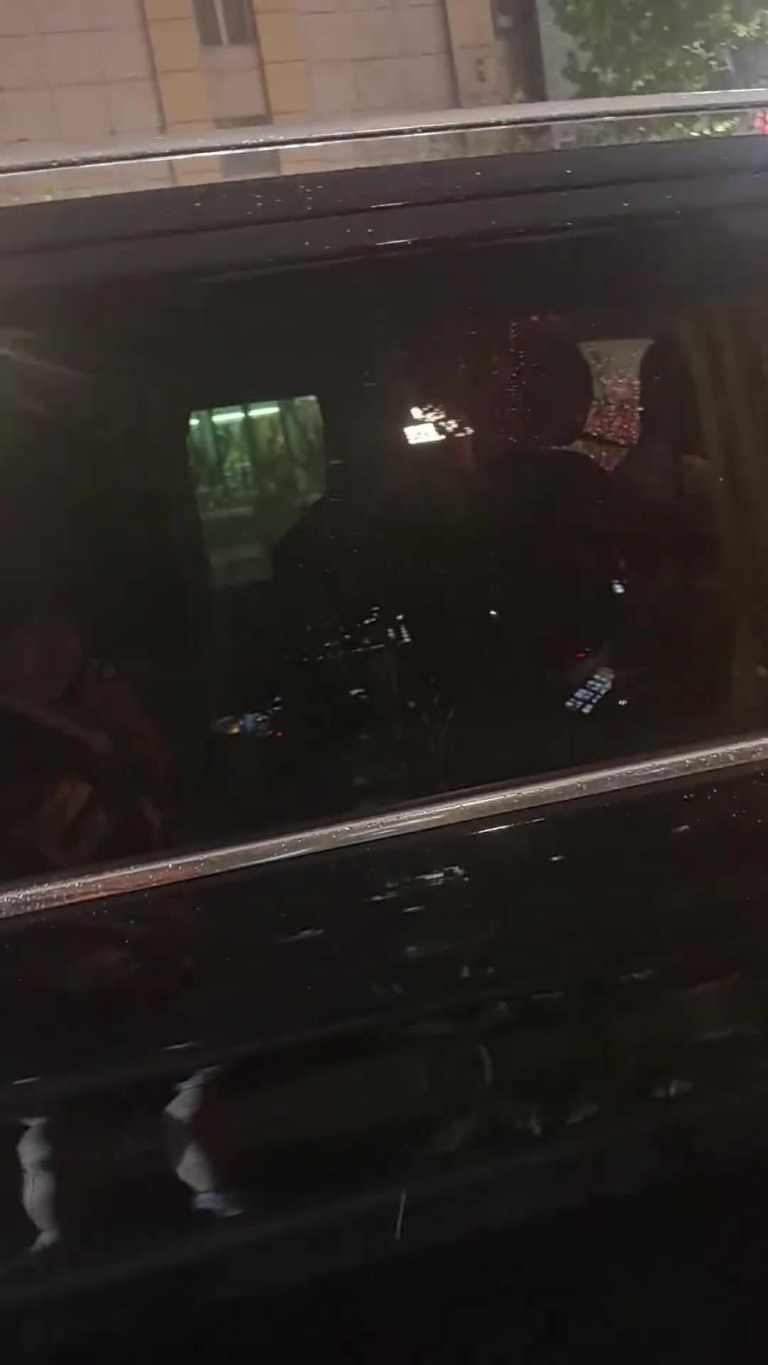 小小年紀(jì)已是很多中國(guó)孩子的偶像！亞馬爾球迷偶遇乘車的亞馬爾