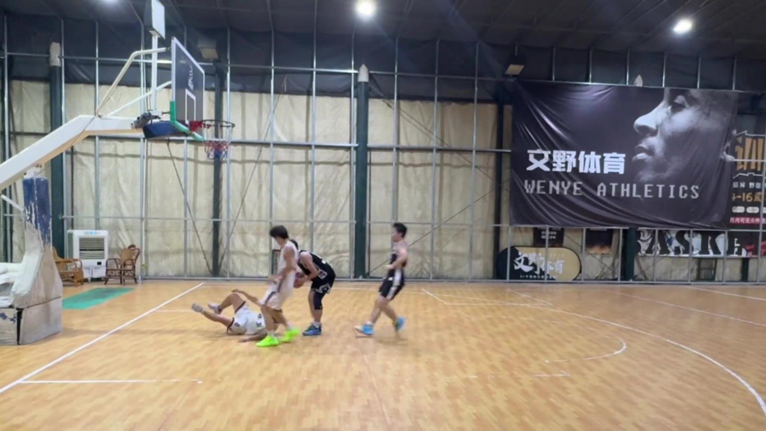 黑衣服：怎么的？我都不防你了，你還想讓我做你姐妹？？