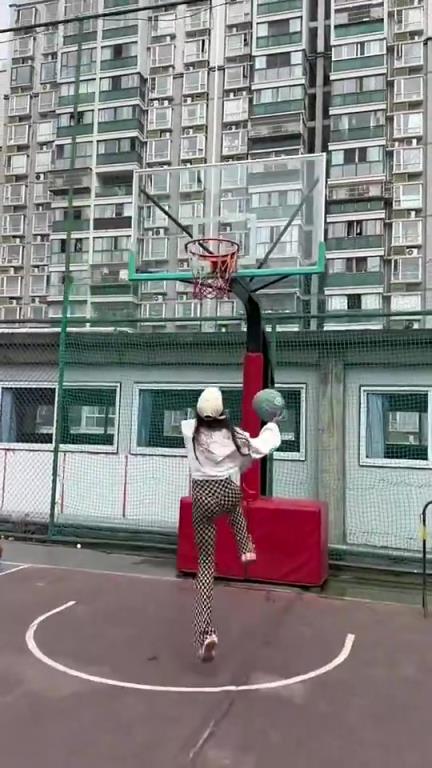 性感小姐姐這絲滑的變向+轉(zhuǎn)身能秒殺多少吧友？