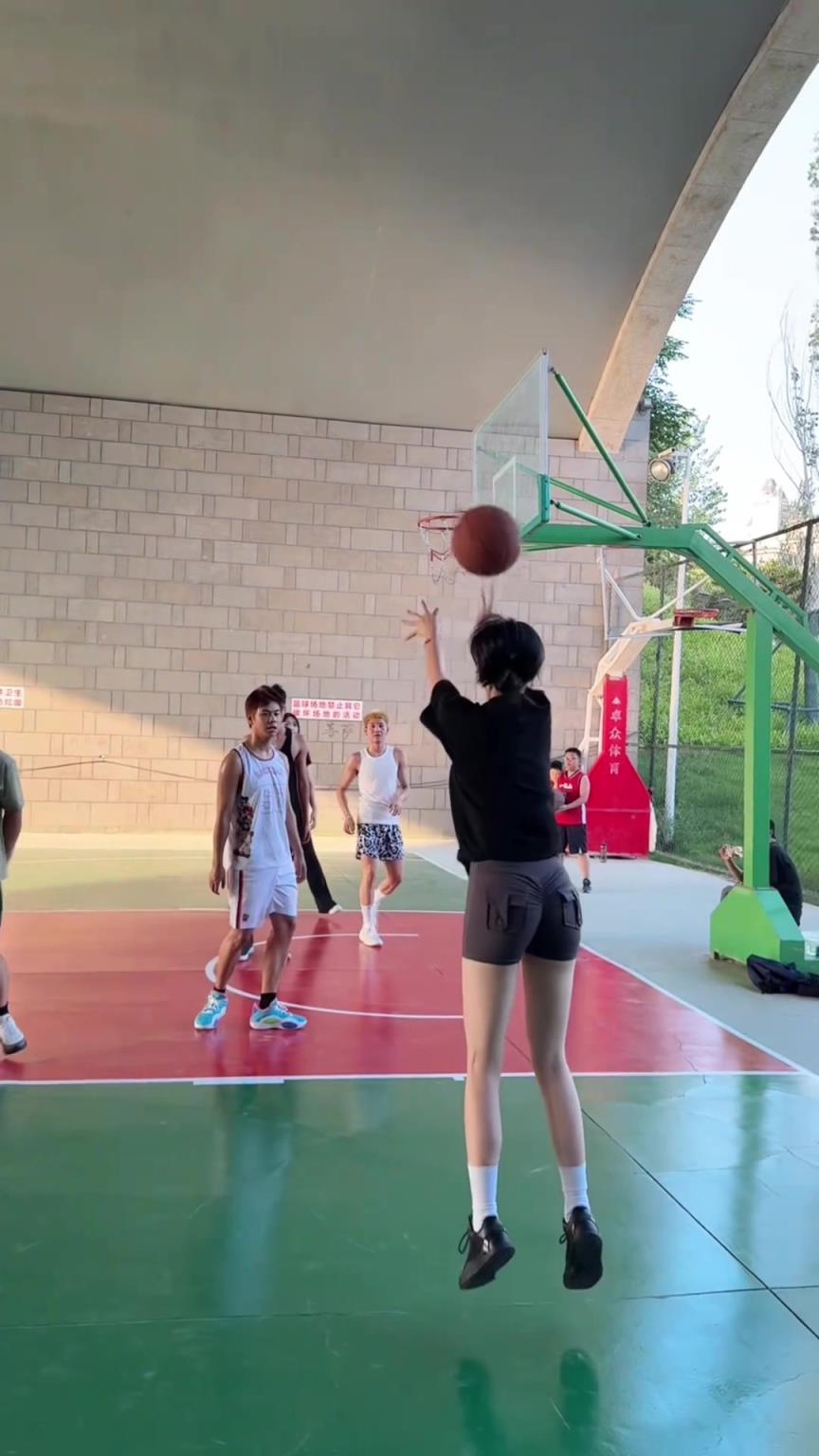 可惡，是底角女射手，只能貼防了