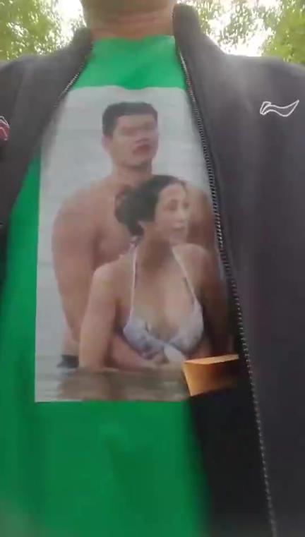 去年季后賽，遼寧球迷自制助威T恤，上面是朱芳雨的不雅照片！