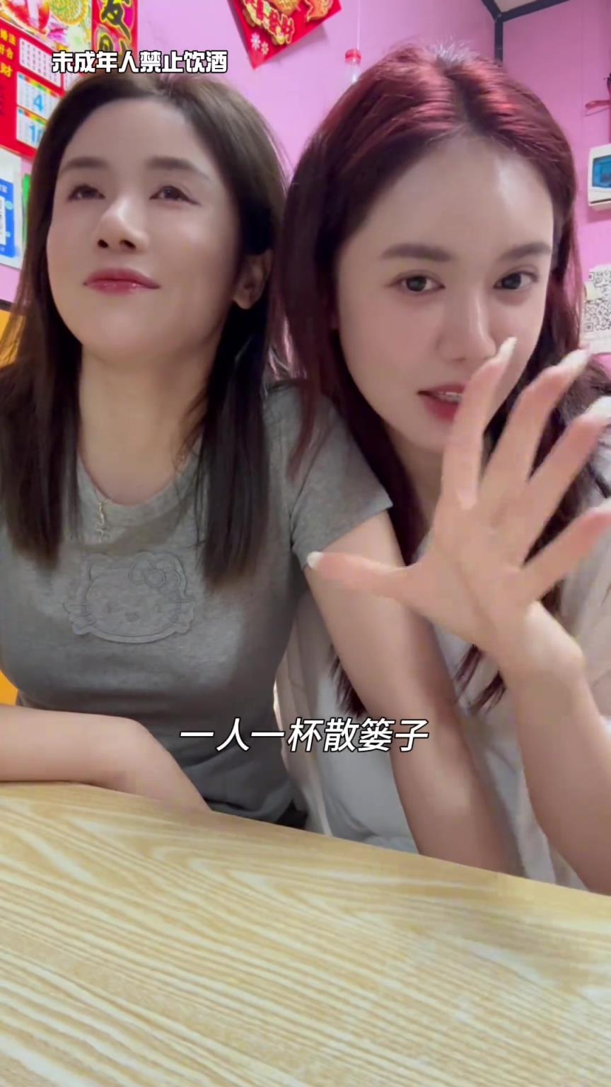 好酒量啊娜姐！美娜：53歲的我和58歲的姐姐的快樂生活 喝起