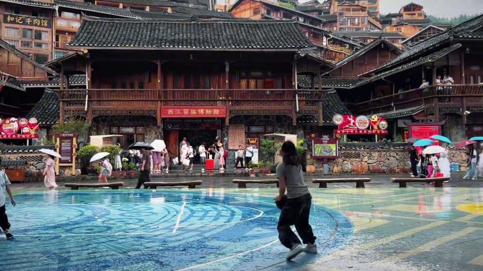 當(dāng)我在苗寨發(fā)現(xiàn)了一個絕美籃球場~
