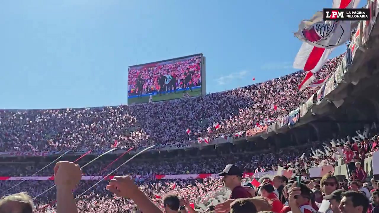 火爆！超8万人观战阿根廷超级德比，现场人山人海极为震撼！