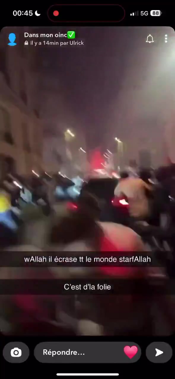 慶?，F(xiàn)悲??！有車輛沖入巴黎慶祝人群致3傷，現(xiàn)迫擊炮彈襲擊事件