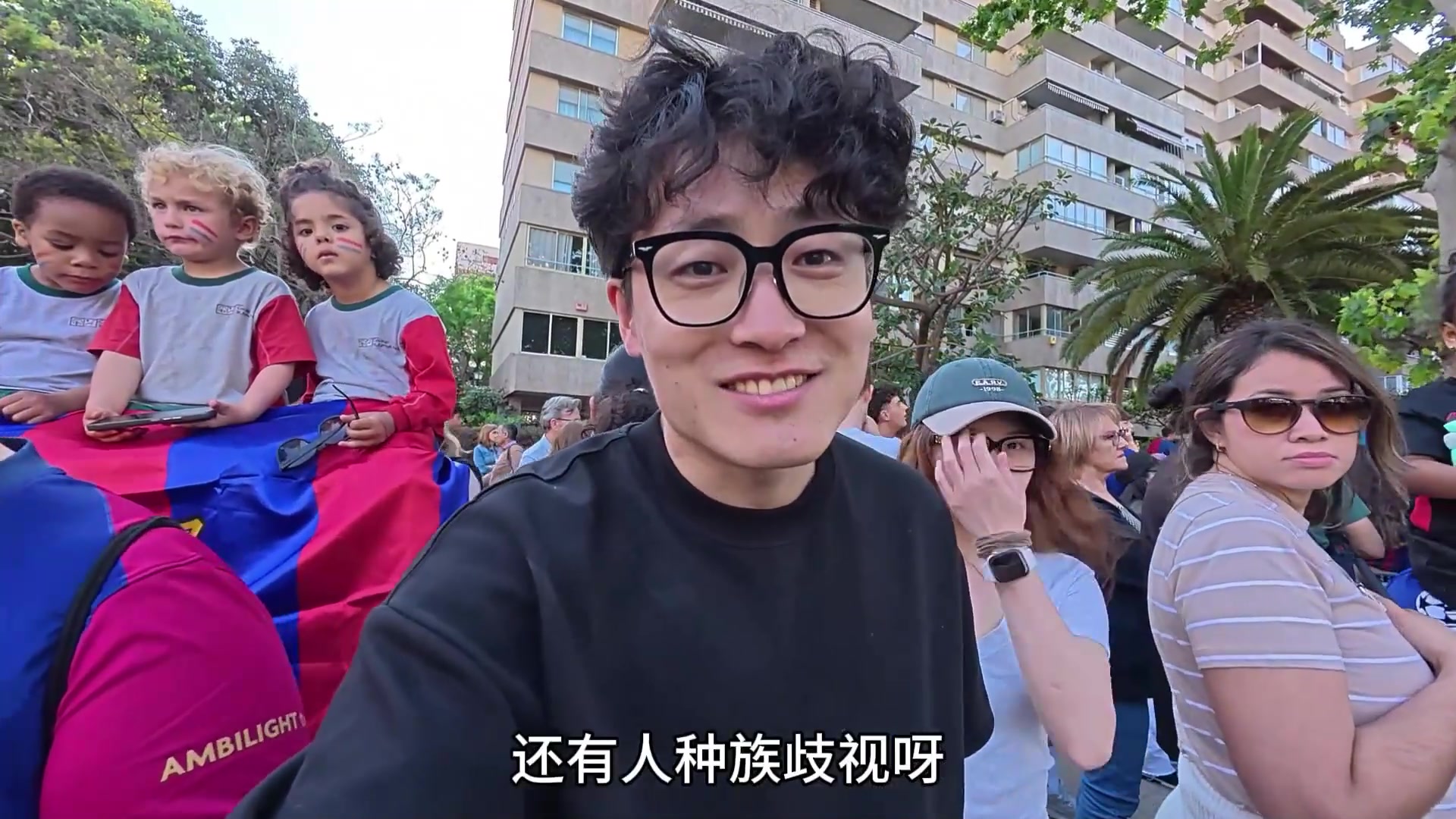 博主拍奪冠游行被穿巴薩球衣的球迷歧視 強(qiáng)硬掐著脖子讓其說(shuō)sorry