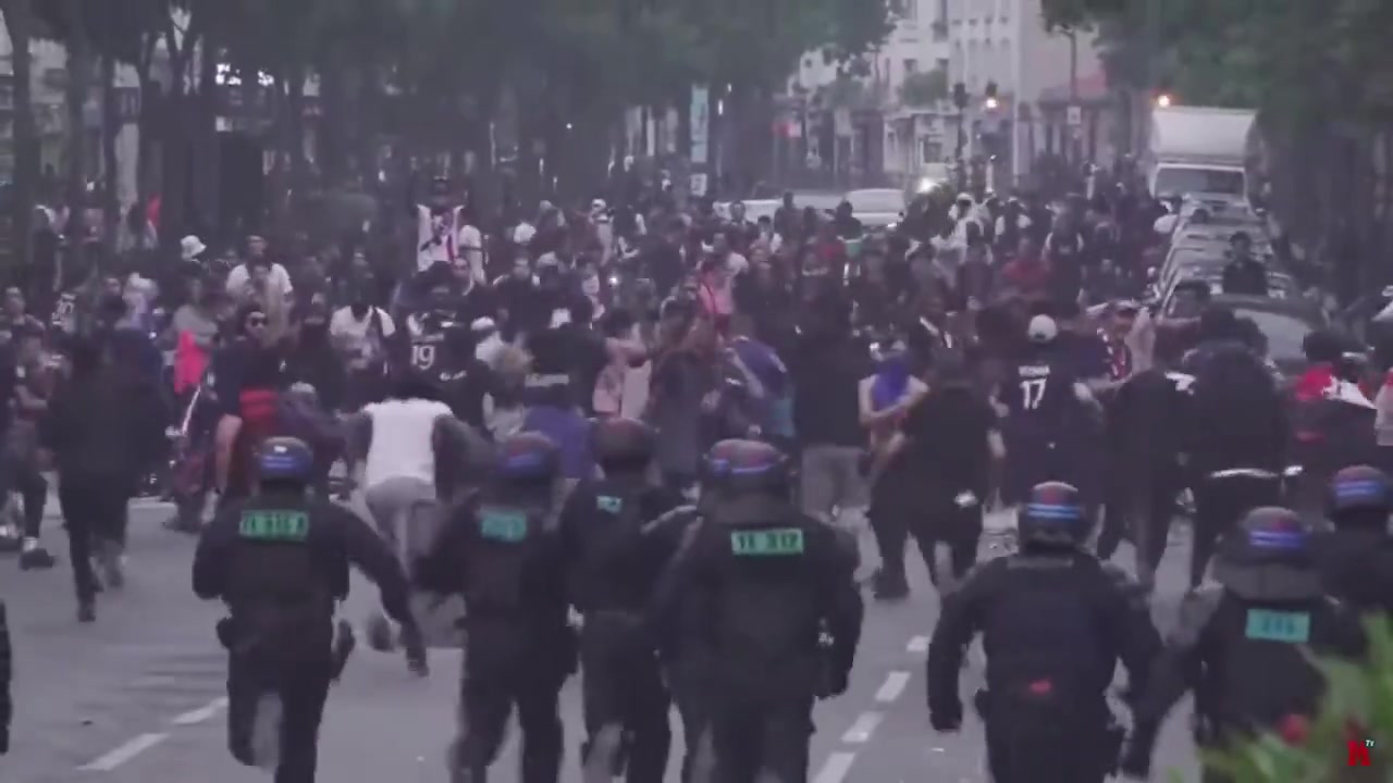 香榭麗舍大街奪冠慶祝無望？巴黎球迷已經(jīng)與警方發(fā)生沖突