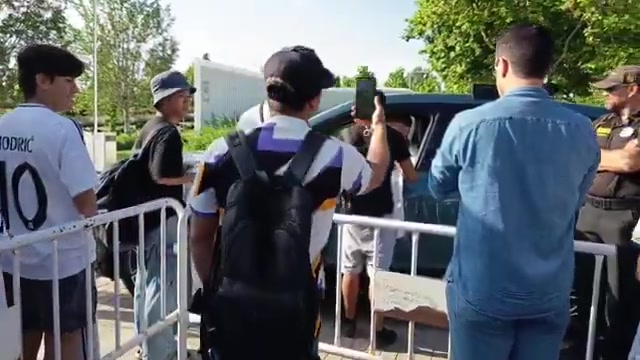 人氣爆棚！皇馬球迷排成一長串，懷森坐車內(nèi)慢慢給美凌格簽名合影