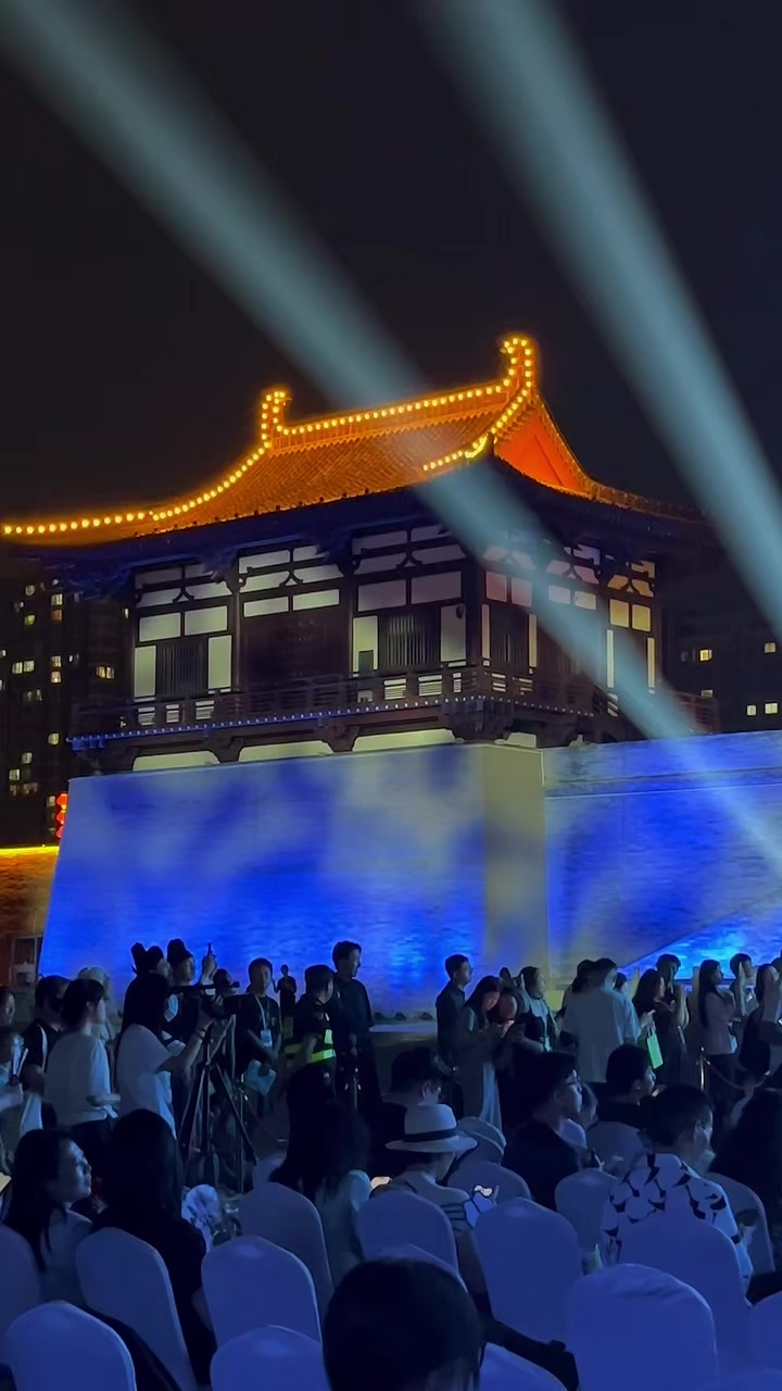 作为颁奖嘉宾，比利亚参加在河南洛阳举办的2025微博旅游之夜活动