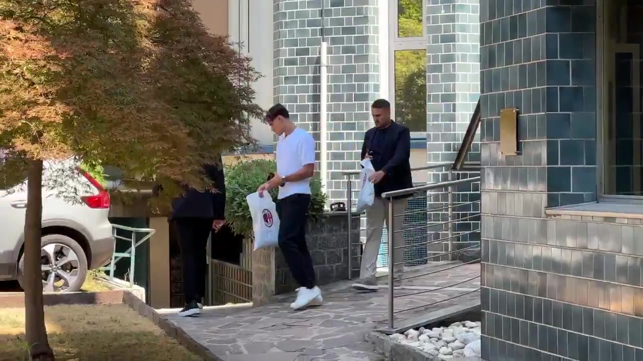 簽約在即！迪馬濟奧曬視頻：里奇已完成米蘭體檢，離開了醫(yī)療機構(gòu)